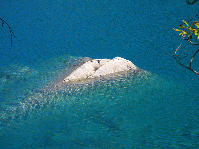 Suspira con este lago azul en Suiza donde se puede bucear bajo el hielo (Fotos)