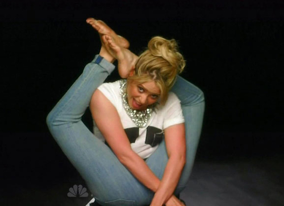 Shakira haciendo contorsionismo (pose UFFF)