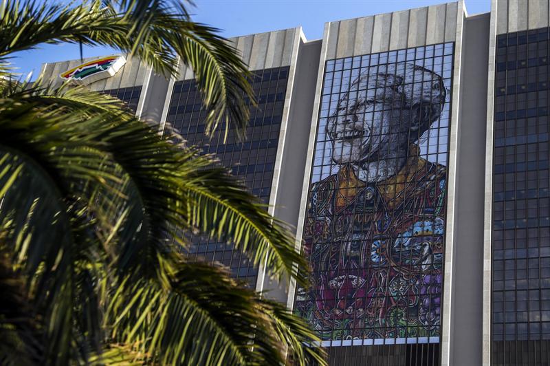 París bate récord de visitantes en una exposición en honor a Mandela (Fotos)