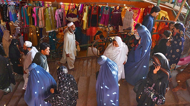 Clérigos de Pakistán prohíben a las mujeres salir solas de compras