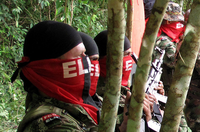 Treinta guerrilleros del ELN entregan las armas en Colombia