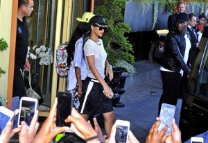 Rihanna le muestra la lola perforada al mundo (FOTOS)