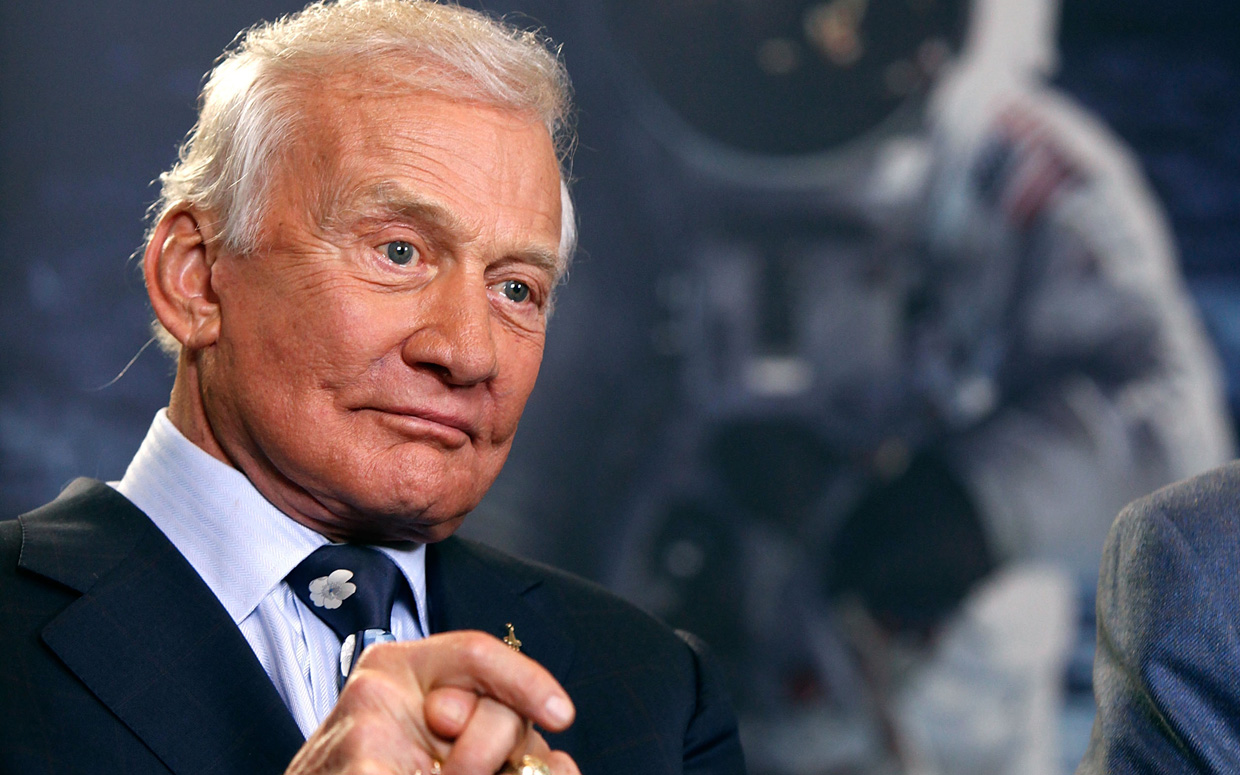Ex astronauta Buzz Aldrin es evacuado del Polo Sur por razones médicas