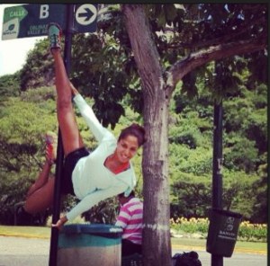 Dayra Lambis hace pole dance callejero (Foto +  Wow)