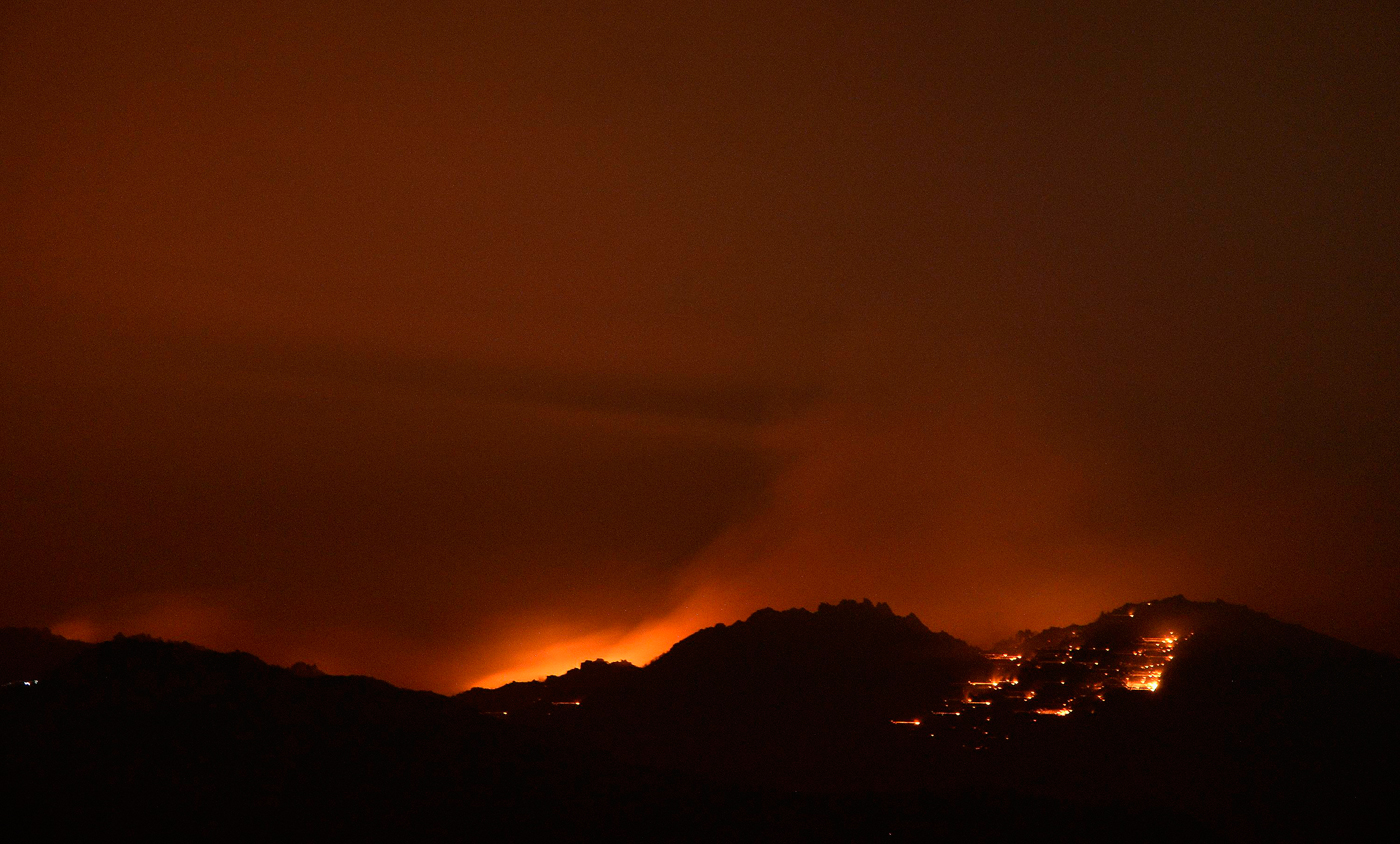 Miles de personas dejan sus casas por incendio en California (Fotos)