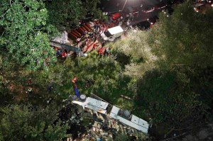 Buscan a los padres de 5 niños heridos en accidente de autobús en Italia