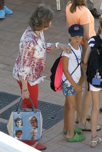La Reina Sofía lleva a sus nietos en el bolso (Fotos)