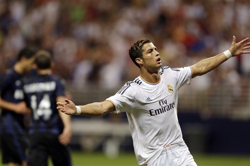 Cristiano Ronaldo firma su renovación con el Real Madrid hasta 2018