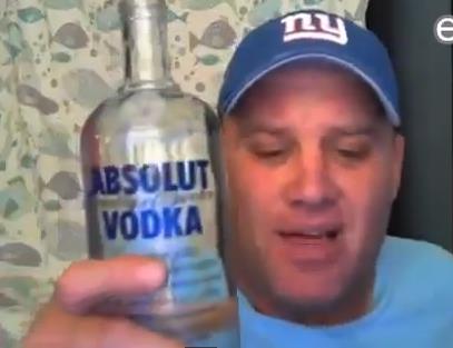 Se toma una botella de Absolut en 15 segundos (Video)