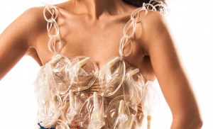 Así es un vestido realizado de condones para promover su uso (Foto)