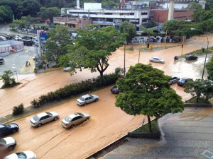 Avería en El Cafetal dejará sin agua centro-norte de Caracas (Fotos)