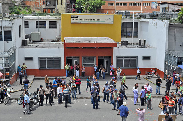 Así protestaron trabajadores del hospital Pérez de León por falta de insumos (Fotos)