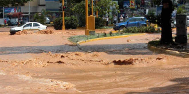 Avenida principal de Manzanares inundada por tubería rota