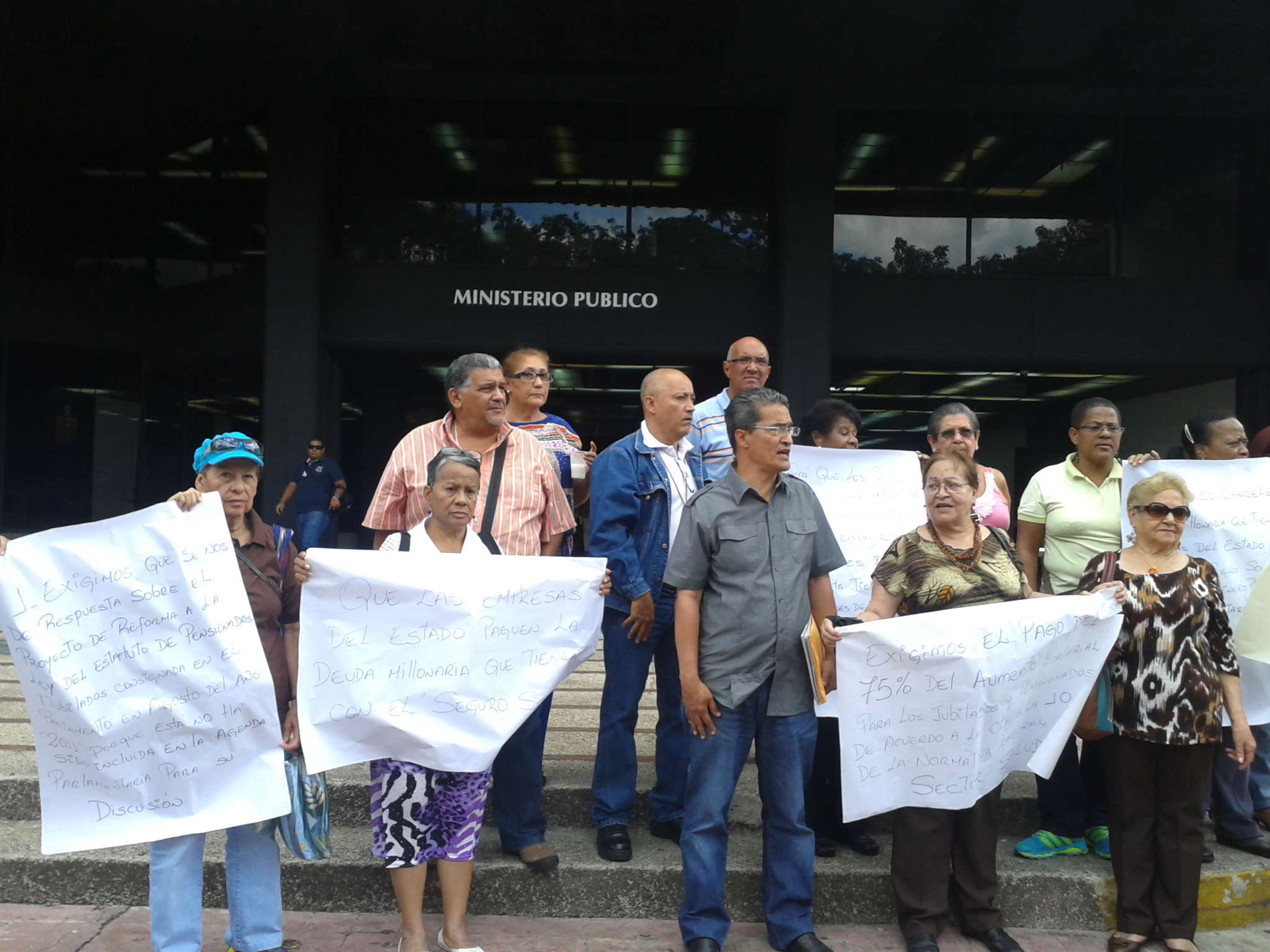 Así protestan los pensionados frente a la Fiscalía (Fotos)