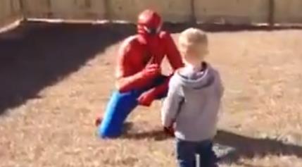 Marine sorprende a su hijo disfrazado de Spiderman (Video + Maduro detesta esto)