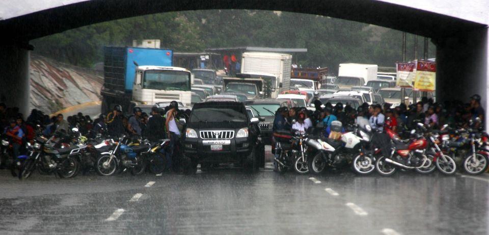 La anarquía motorizada de Venezuela resumida en una foto (cero autoridad)