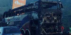 Autobús quemado genera fuerte cola en la GMA