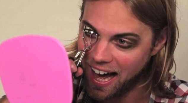 Así se ven los hombres intentando maquillarse “ojos ahumados” (Video)