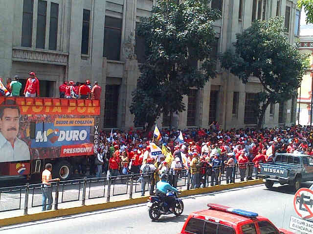 Oficialistas se congregaron frente a la Vicepresidencia (Fotos)