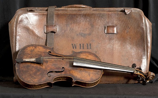 Violín que sonó en el hundimiento del Titanic fue subastado en 1,45 millones de dólares