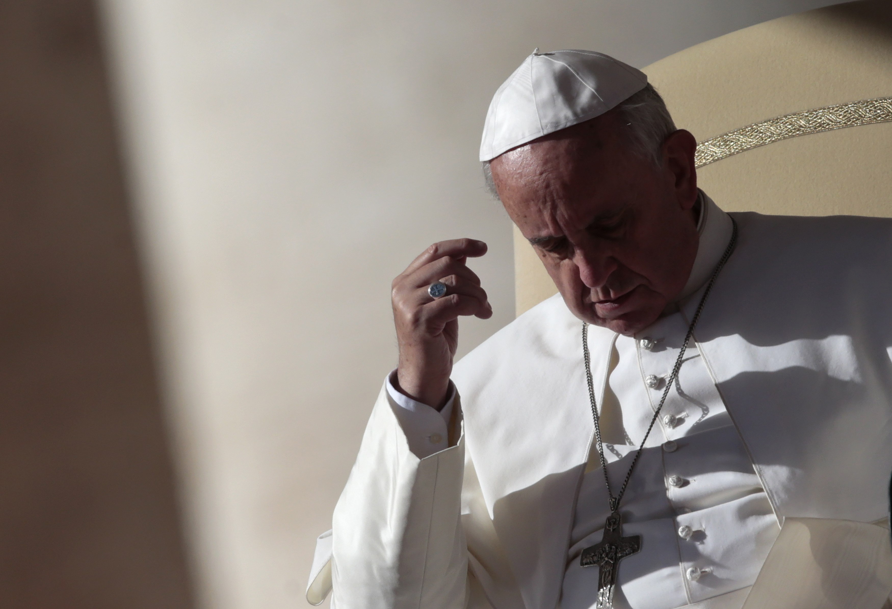 Papa Francisco dice que hay que multiplicar los esfuerzos frente a la crisis económica