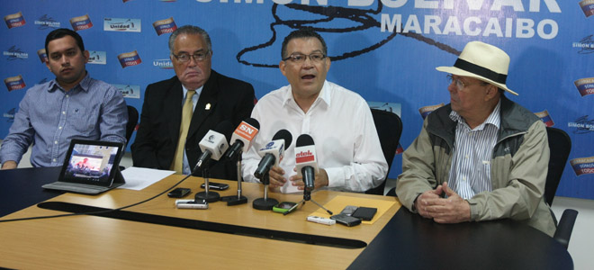 Arias Cárdenas amenaza con investigar las “pitas” en su contra