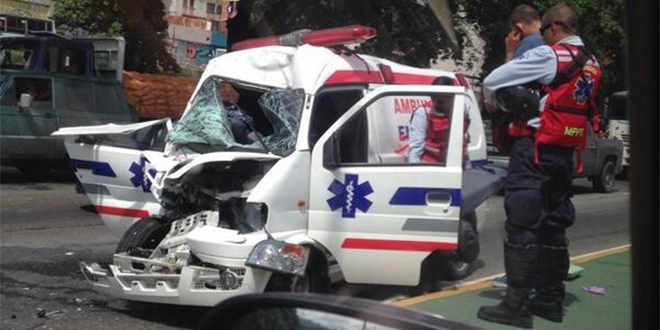 Retraso en la Valle-Coche por ambulancia que colisionó contra un poste (Foto)
