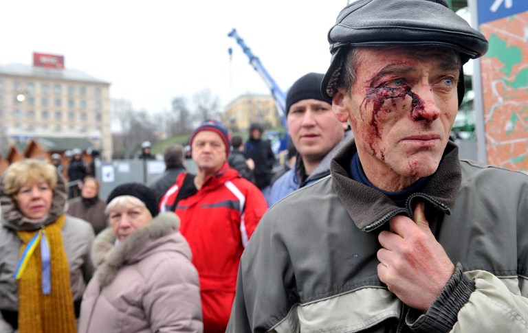 Decenas de heridos en Kiev en violento desalojo de manifestantes proeuropeos