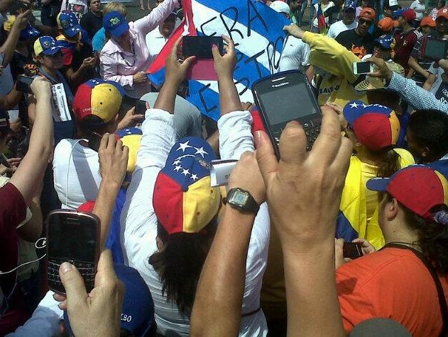 Queman bandera cubana en Mérida (Fotos)