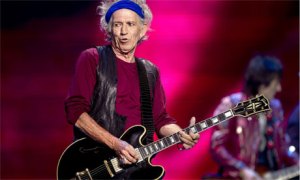 Alma mater de los Stones, Keith Richards celebrará los 70 con guitarra en mano
