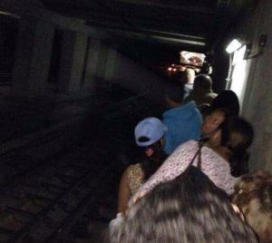 Usuarios del Metro de Caracas tuvieron que caminar por los túneles (FOTO)