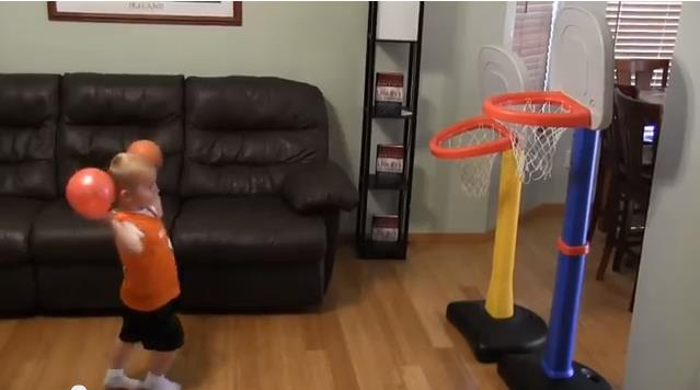 Niño de 2 años toda una estrella del baloncesto (VIDEO)