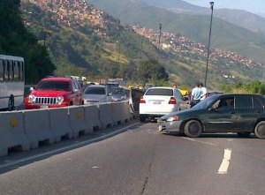 Fuerte retraso en la autopista Caracas-La Guaira por accidente en la vía (Foto)