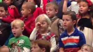 Niña interpreta concierto con señas para sus padres sordos