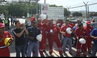 Trabajadores petroleros exigen aumento de salario