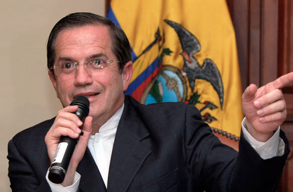 Ecuador dice que Venezuela debe resolver sus problemas sin injerencias