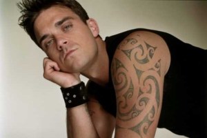 Robbie Williams declara ser “medianamente homosexual”