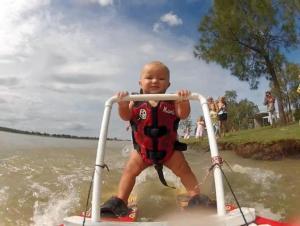 Con siete meses es un campeón del esquí acuático (Video + bebé extremo)