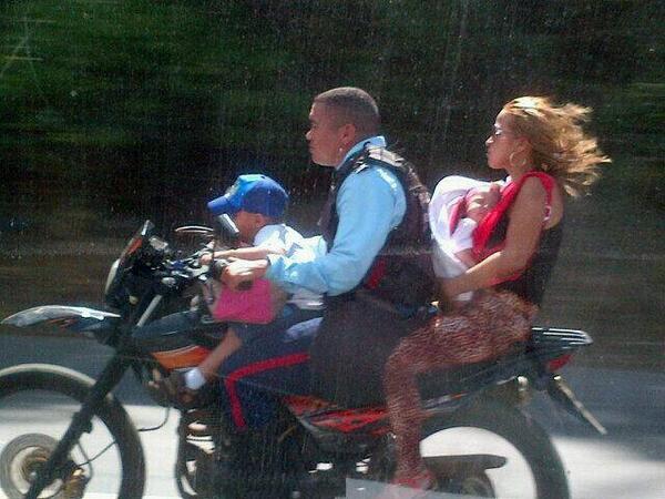 #SoloEnVenezuela Mira lo que lleva este policía en la moto (Foto)