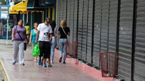 En Ciudad Bolivar temen por posibles saqueos y venden por rejillas