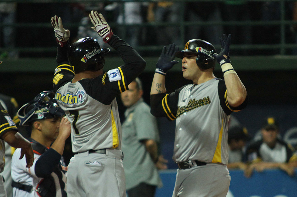 Magallanes le quita el invicto a Caribes y empata el primer lugar