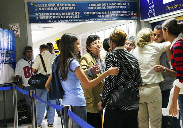 Acusan a mujer detenida en aeropuerto de Maracaibo por “raspacupos”