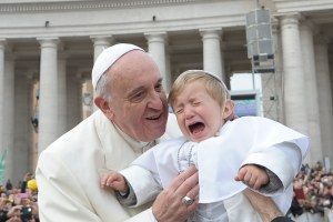 Un pequeño papa llora del susto al ver a Francisco (Fotos)
