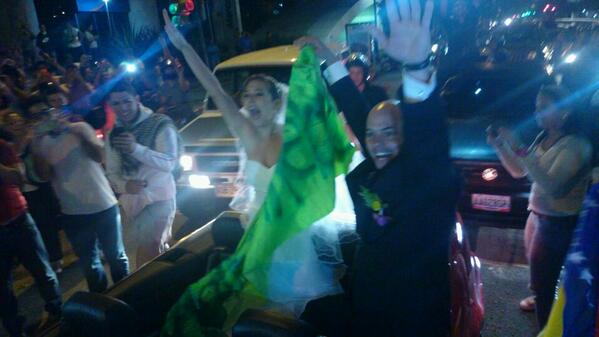¡Inesperado! Recién casados se unen a la protesta en Altamira (Fotos)