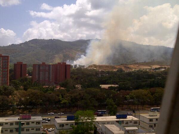 Reportan columna de humo dentro del Fuerte Tiuna (Foto)