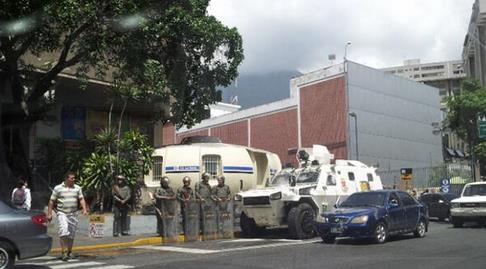 Barricada antimotín y ballena de la GNB están en VTV (Foto)