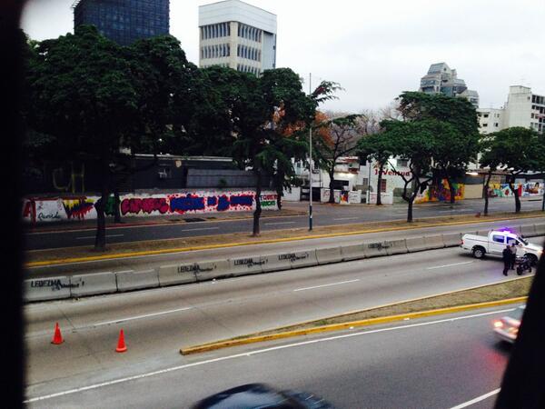 Cerrado el paso en la Av. Libertador a la altura de Maripérez este 25F (Fotos)