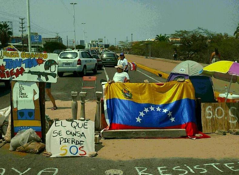 Esta barricada en Anzoátegui está muy creativa (Foto)