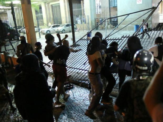 Muere camarógrafo de televisión herido durante protestas en Río de Janeiro