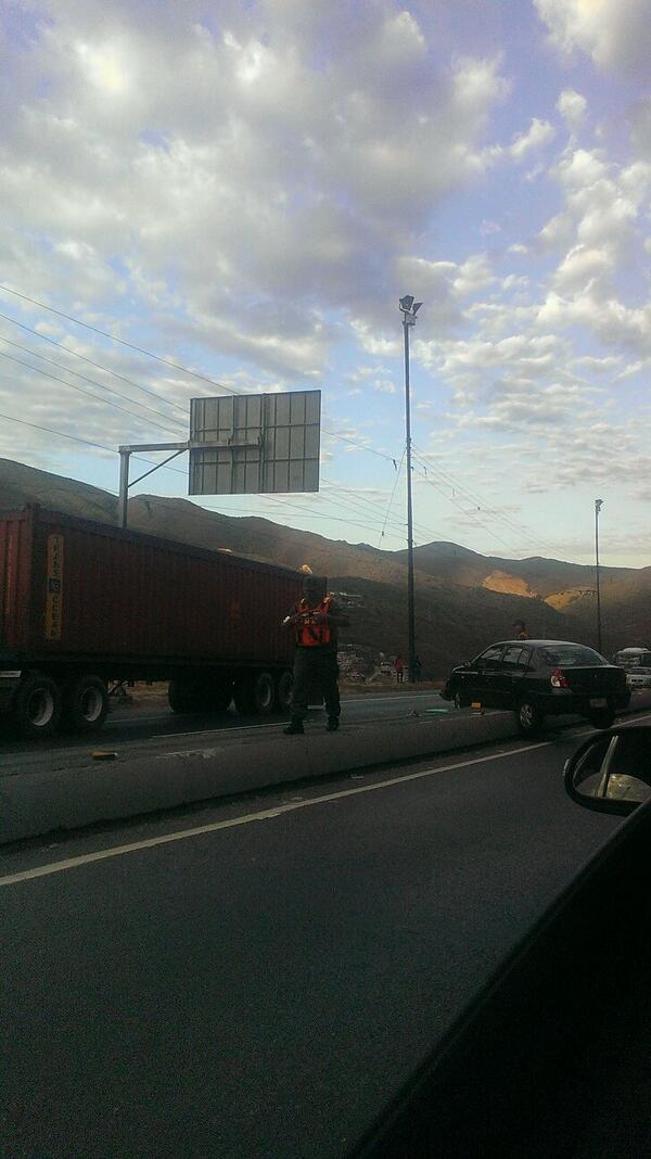 Fuerte retraso en la autopista Caracas – La Guaira (Foto)